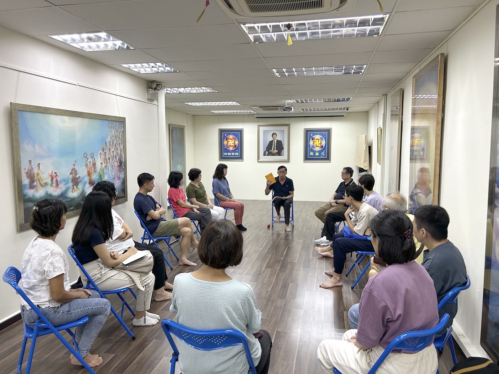 图5:九天班的最后一天,新学员们坐在一起交流了自己的收获和体会。
