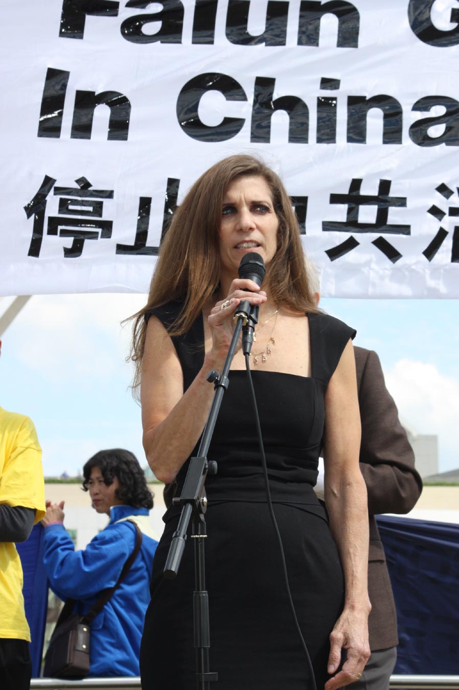 图3:悉尼大学医学教授玛丽亚。辛格(Maria Fiatarone Singh)在一次集会上谴责中共活摘器官的反人类罪行。