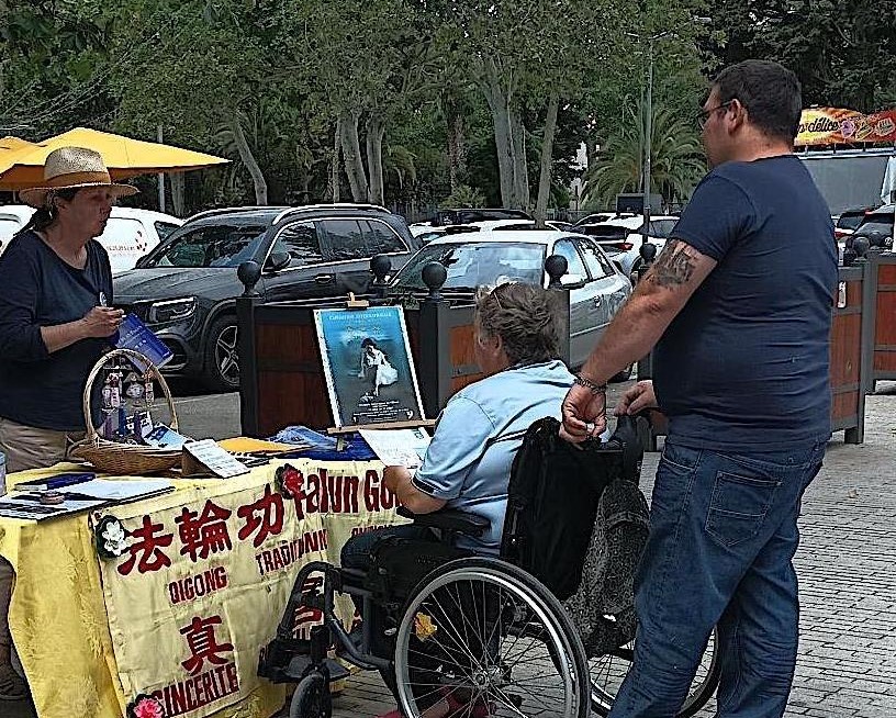 图1~3:人们和法轮功学员交谈,并在反迫害请愿书上签字,支持法轮功学员的正义行动