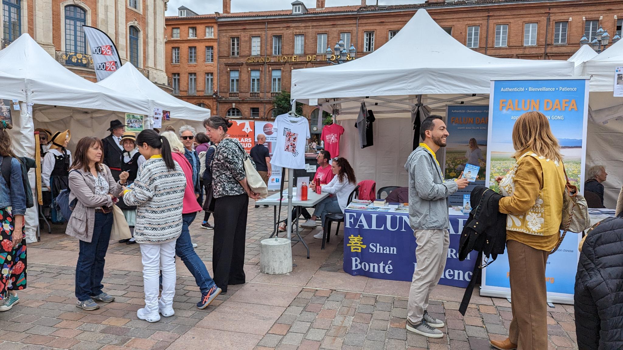 图4:在图卢兹(Toulouse)市政府社团庆典活动上,向民众介绍法轮功
