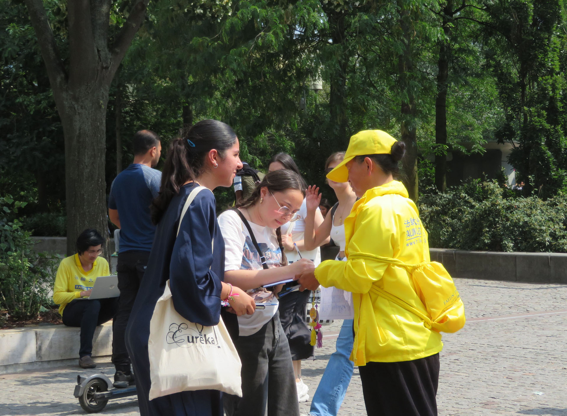 图3~7:了解真相后,人们在反迫害请愿书上签字,支持法轮功学员反迫害。
