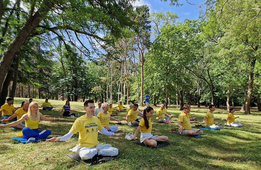 图14~15:保加利亚学员在公园举行集体炼功,向市民展示功法,传递法轮大法的美好。