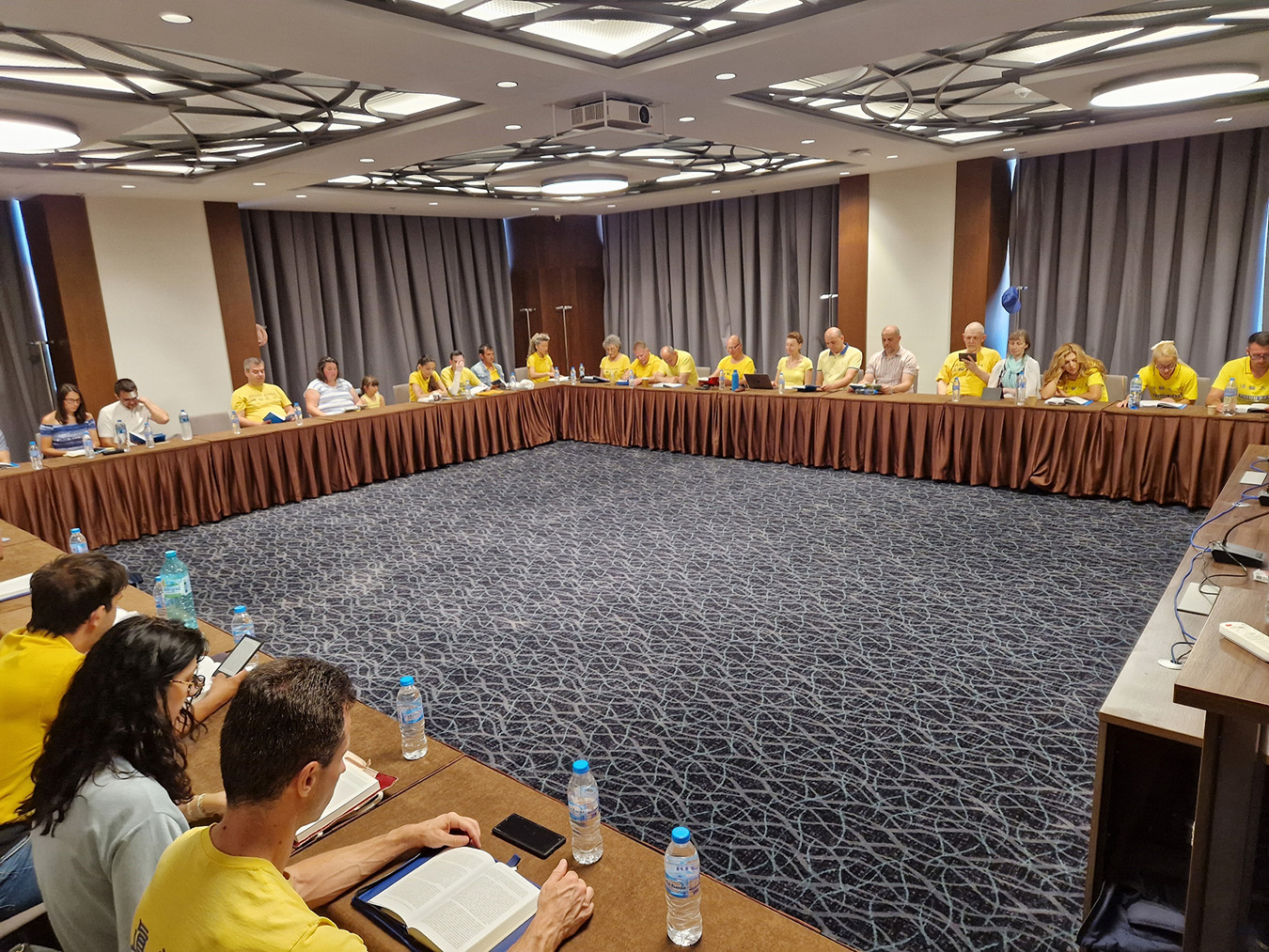 图16:保加利亚学员集体学法。