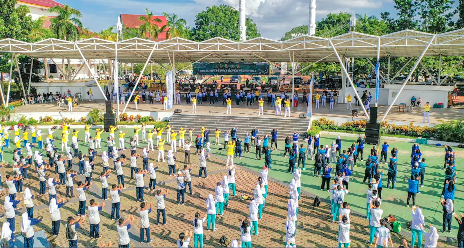 图1~2:法轮功学员在巴淡市“二零二四年健康体操节”上介绍法轮大法,并教大家炼功。