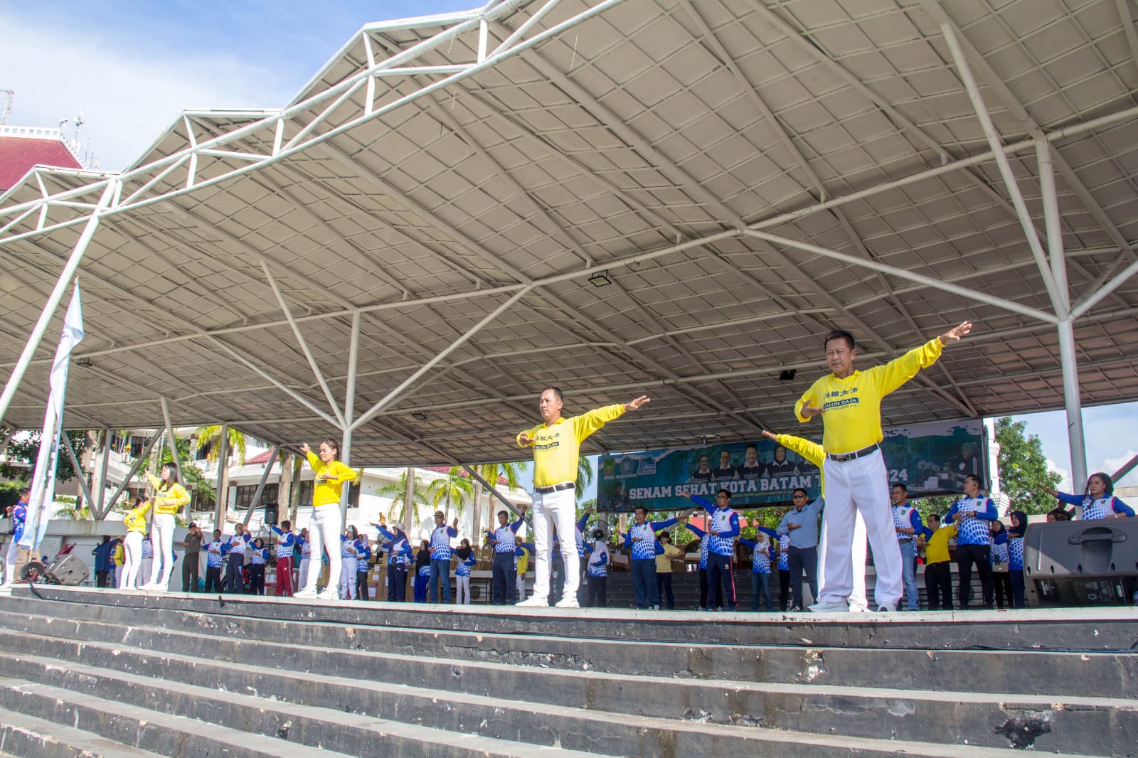 图3:学员们在主舞台上演示功法。