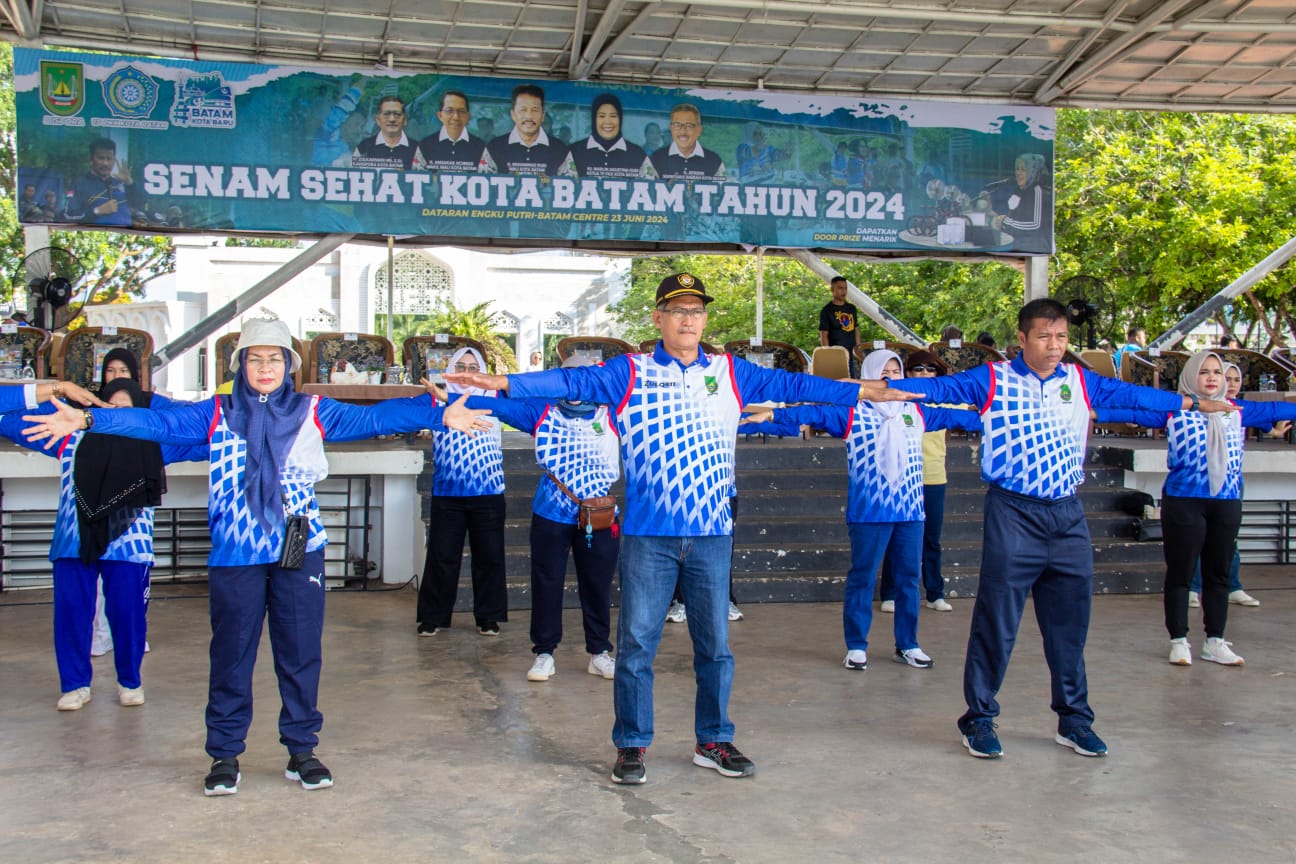 图4:巴淡市青年和体育局局长祖尔卡南(中间戴帽子者)学炼法轮功的功法动作。