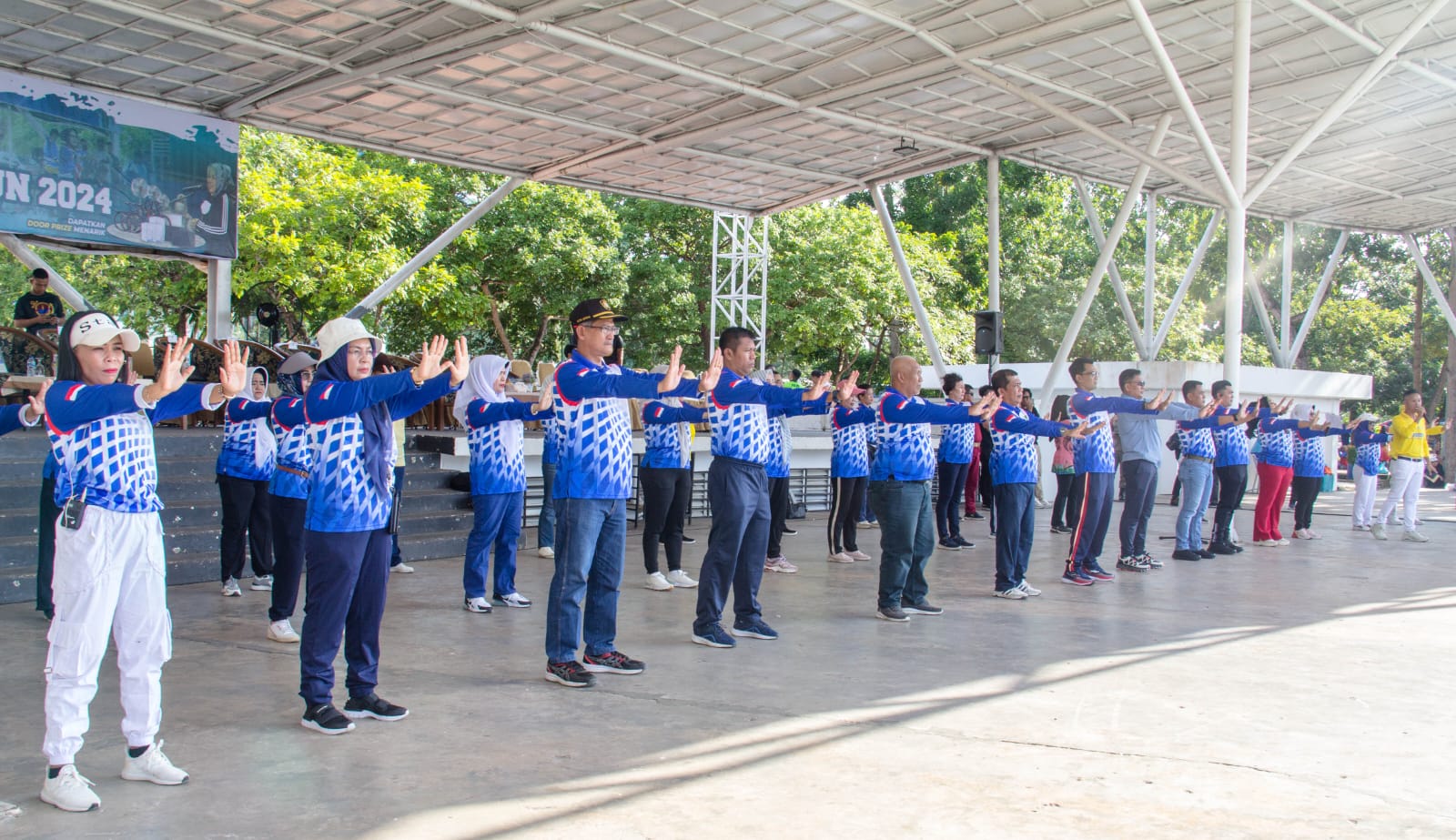 图5:健康节组委会成员和部份市政府官员学炼法轮功。