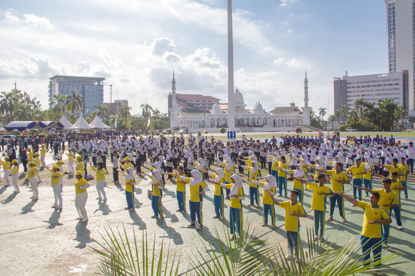 图6~7:来自多个社区的民众学炼法轮功。