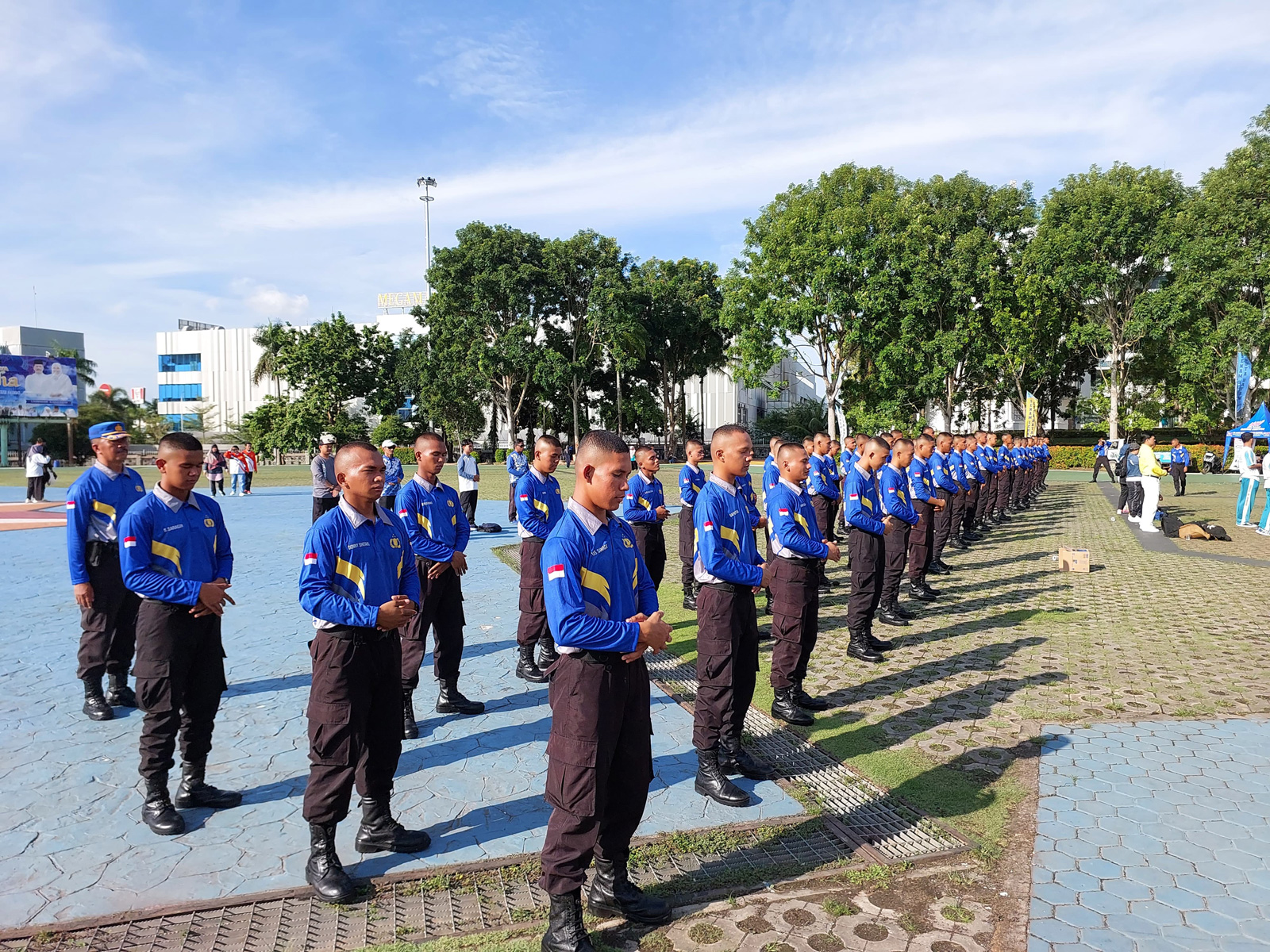 图8:警察学校的学生学炼法轮功的功法动作。