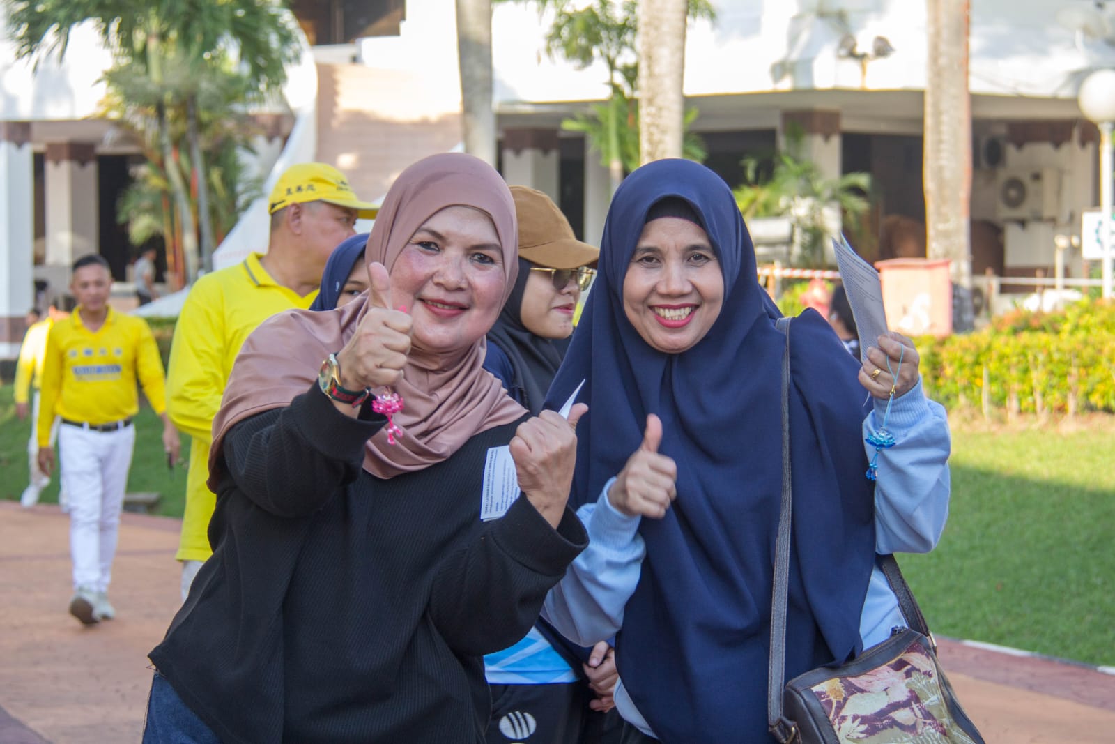 图10~11:观众们愉快地接受法轮大法真相资料。