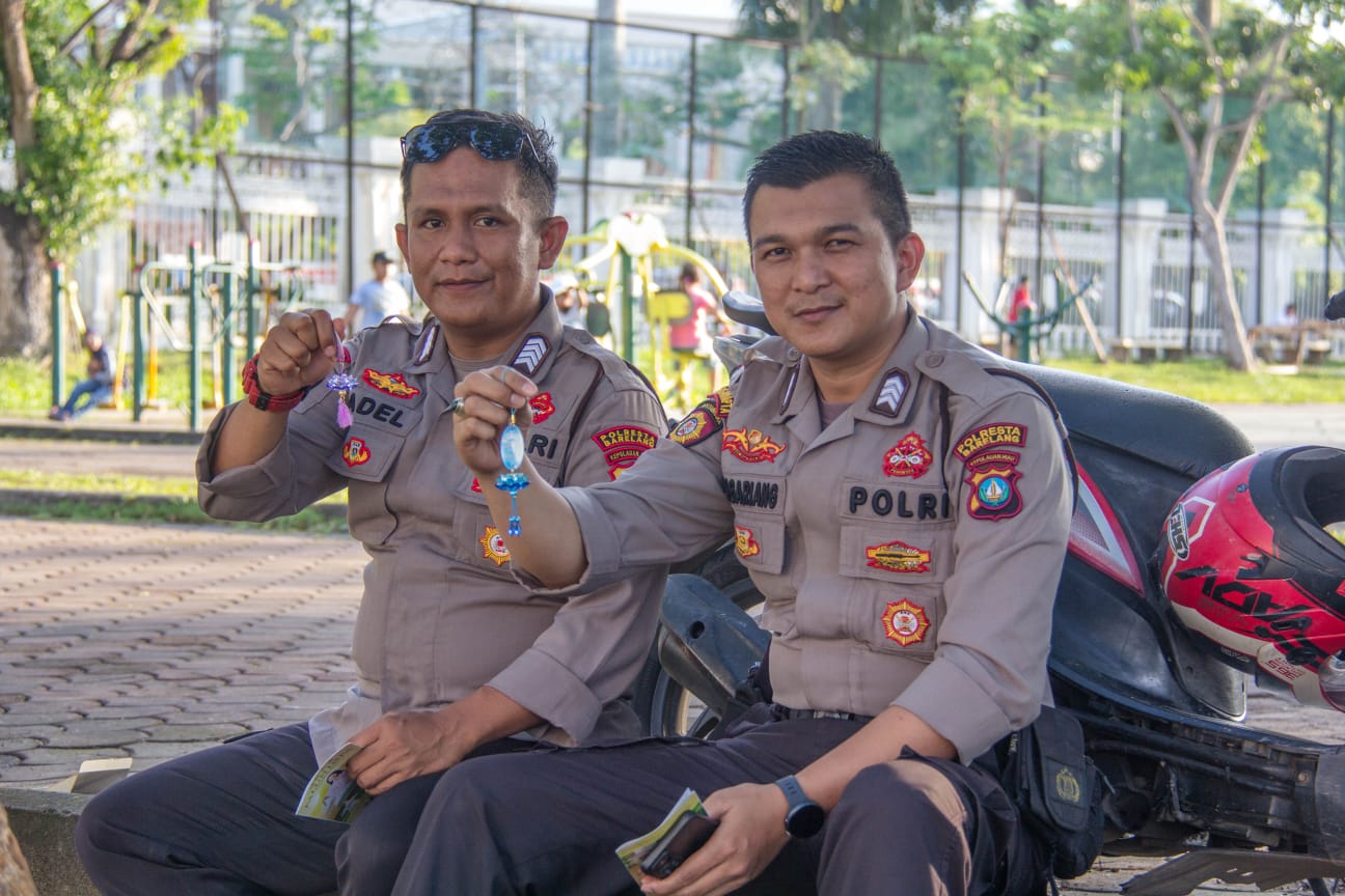 图12:执勤的警察高兴地接过法轮大法真相资料。