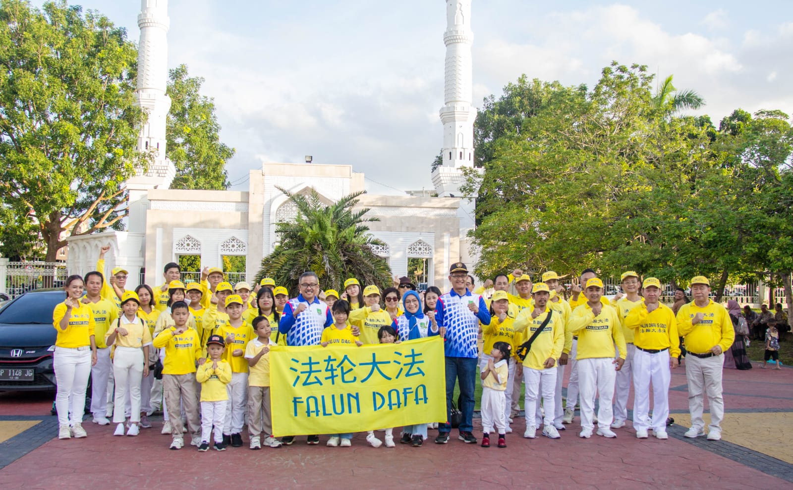 图13:巴淡市地区秘书 叶弗里丁(左,着蓝白衣者)与巴淡市青年和体育局局长祖尔卡南(右,着蓝白衣戴帽子者)。