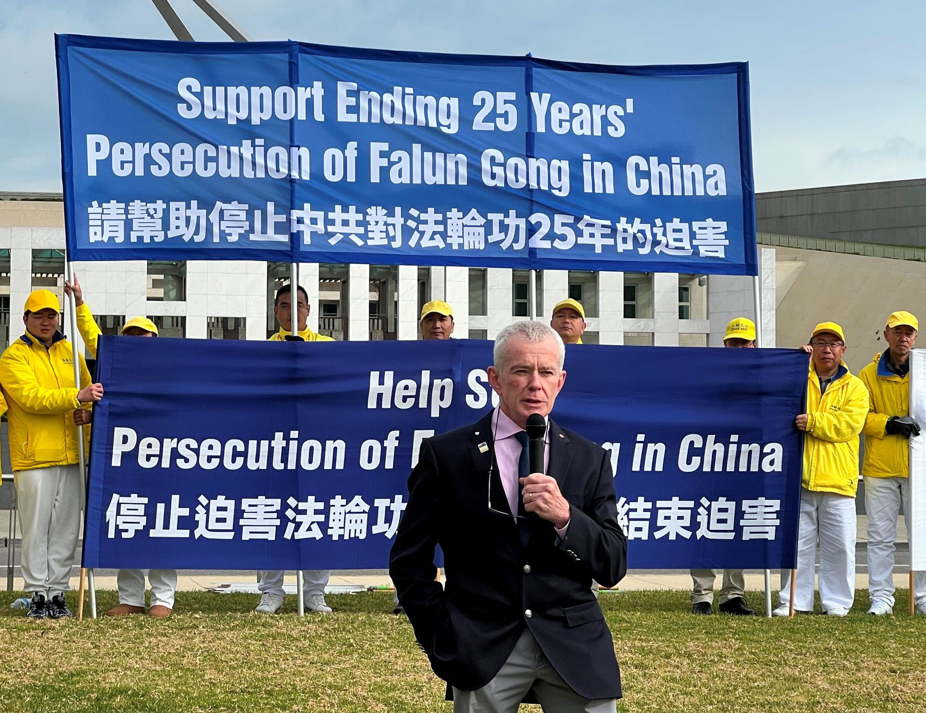 图10:六月四日,联邦参议员马尔科姆・罗伯茨(Malcolm Roberts)在堪培拉国会山举行的新闻发布会上发言。
