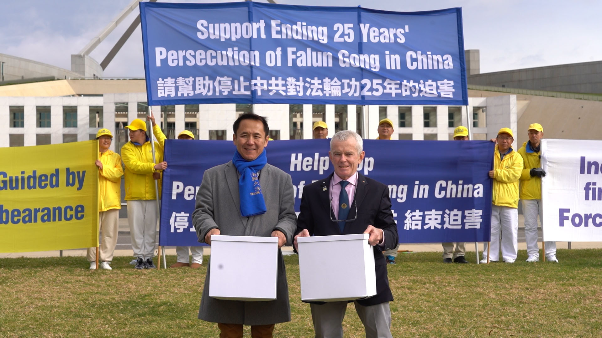 图12:六月四日,法轮功学员向联邦参议员罗伯兹递交请愿书。