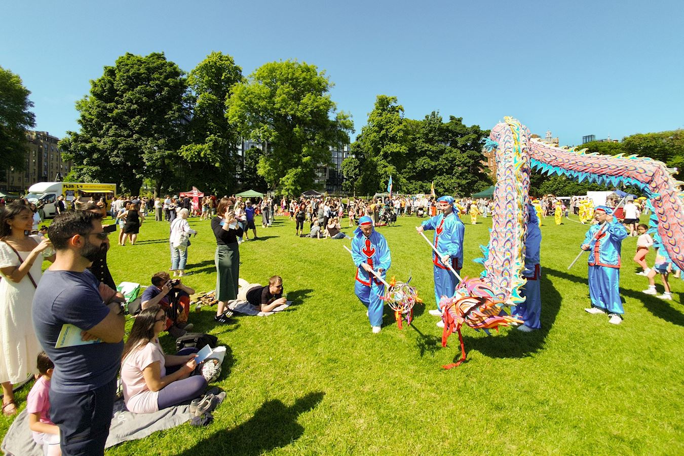 '图1~4:二零二四年六月一日和二日,学员在艺术节的表演受到观众和游客喜爱和欢迎。'