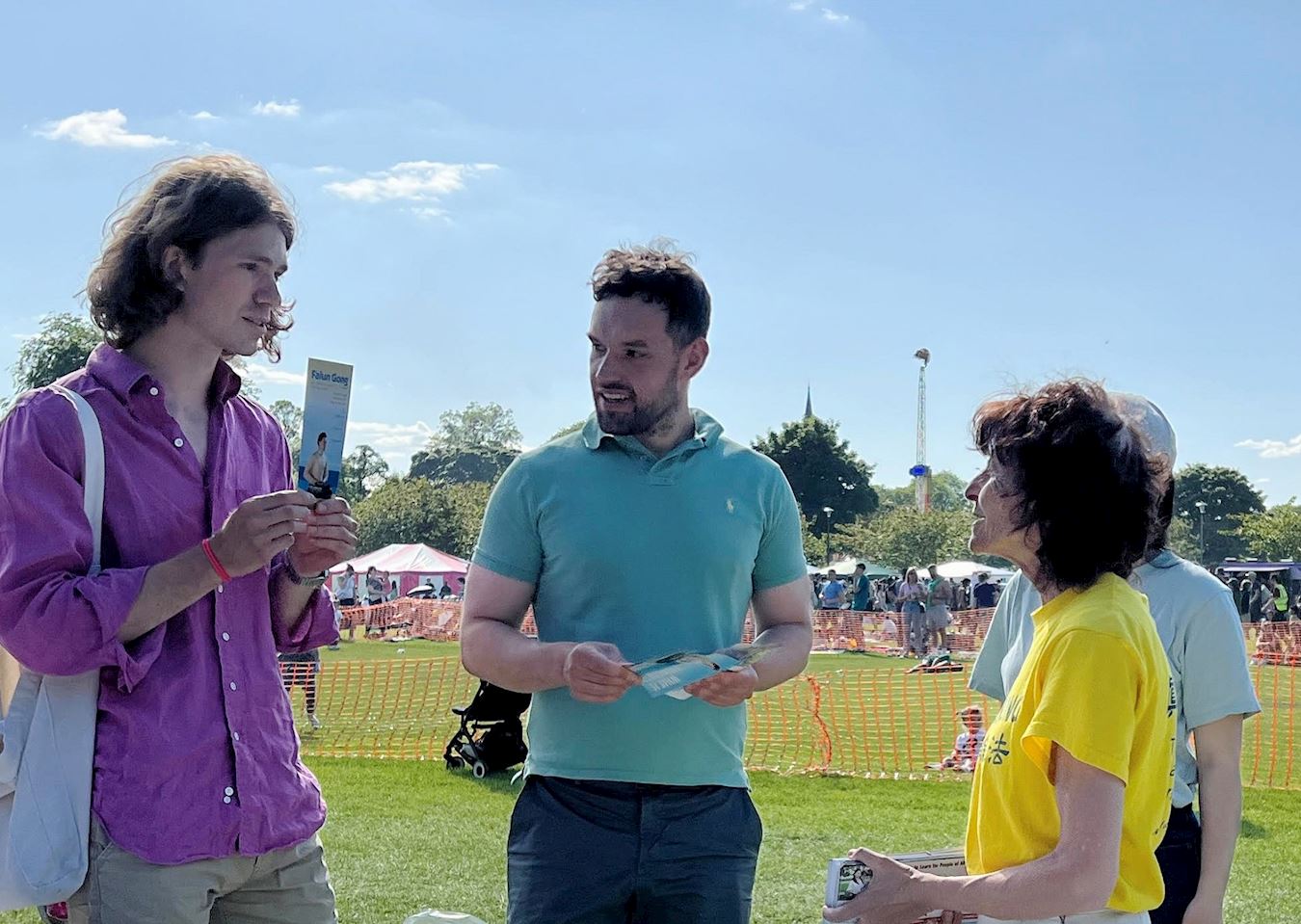 '图5~7:参观者认真聆听学员的介绍,了解了法轮功功法与真相。'