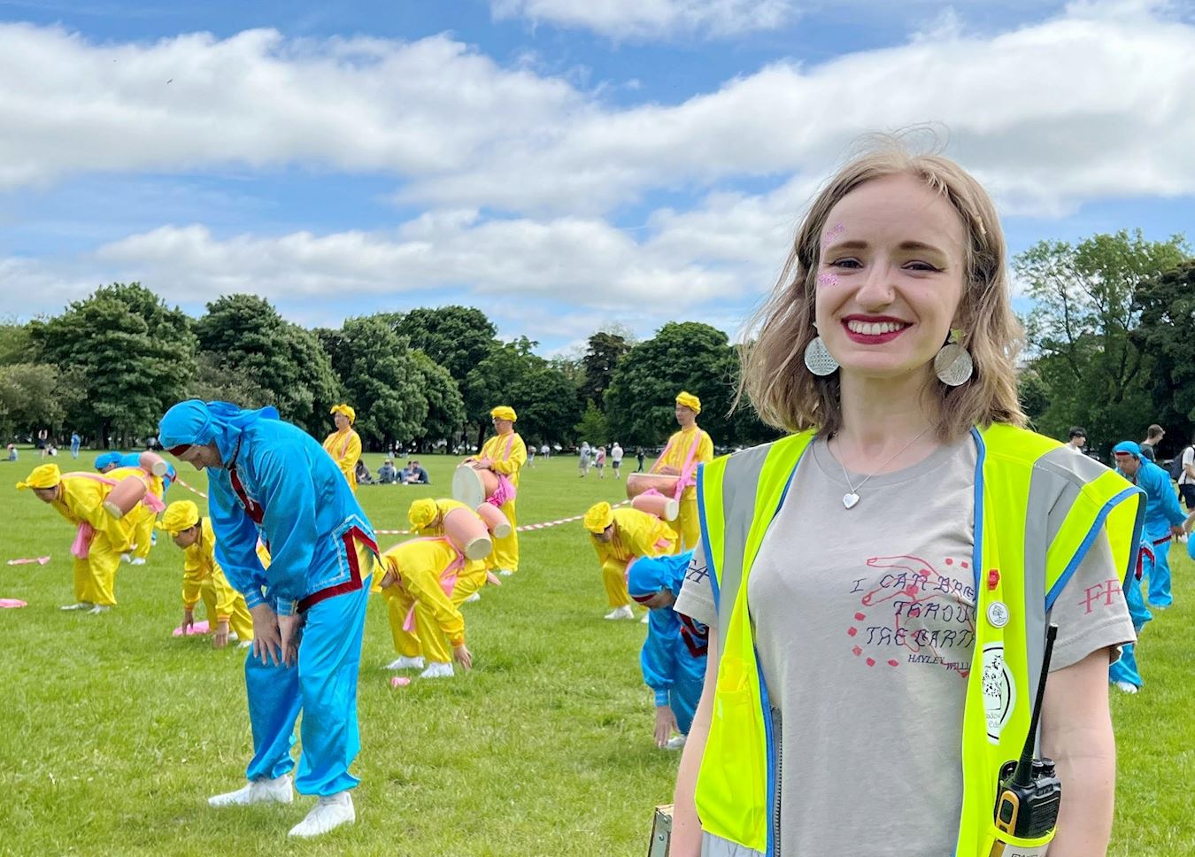 '图8:负责管理场地表演的榛子(Hazel) 称赞说:“(法轮功学员)你们的演出非常出色,真是太棒了。”'