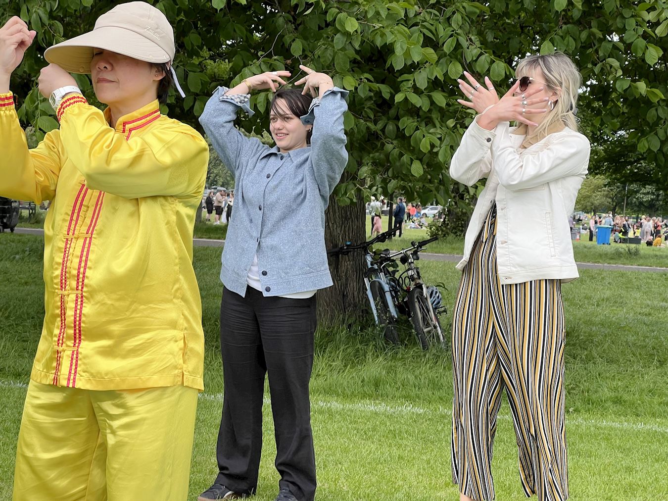 '图10:建筑师马加‧波尔瓦尔(Maga.Polvar)(后排左)和讲师汉娜‧帕特森(Hannah.Paterson)(后排右)现场学炼功法。'