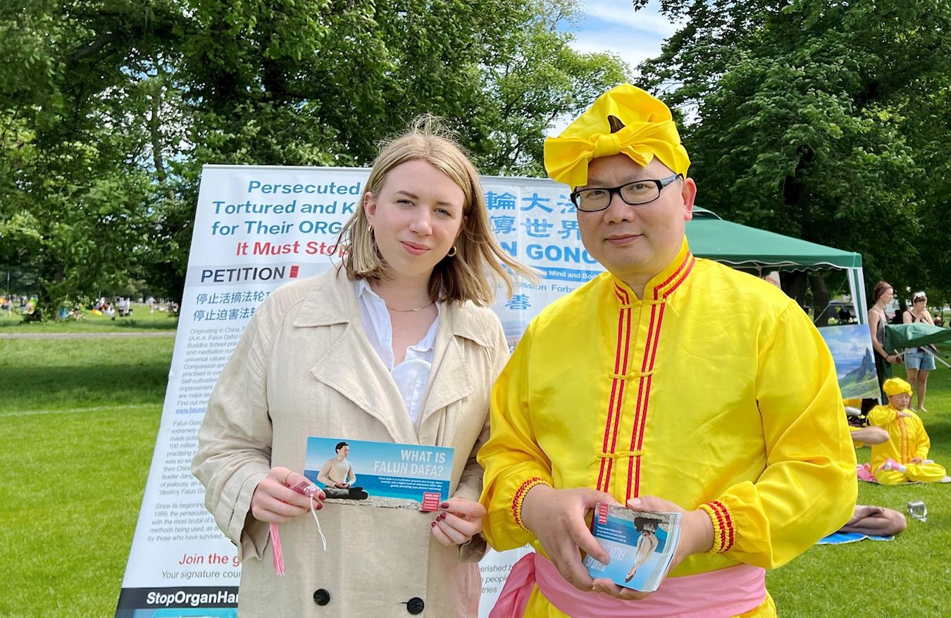 '图13:杰西·库默(Jess.Coomer) (左)也对功法产生兴趣,她邀请将大法福音传递给她的学员合影留念。'