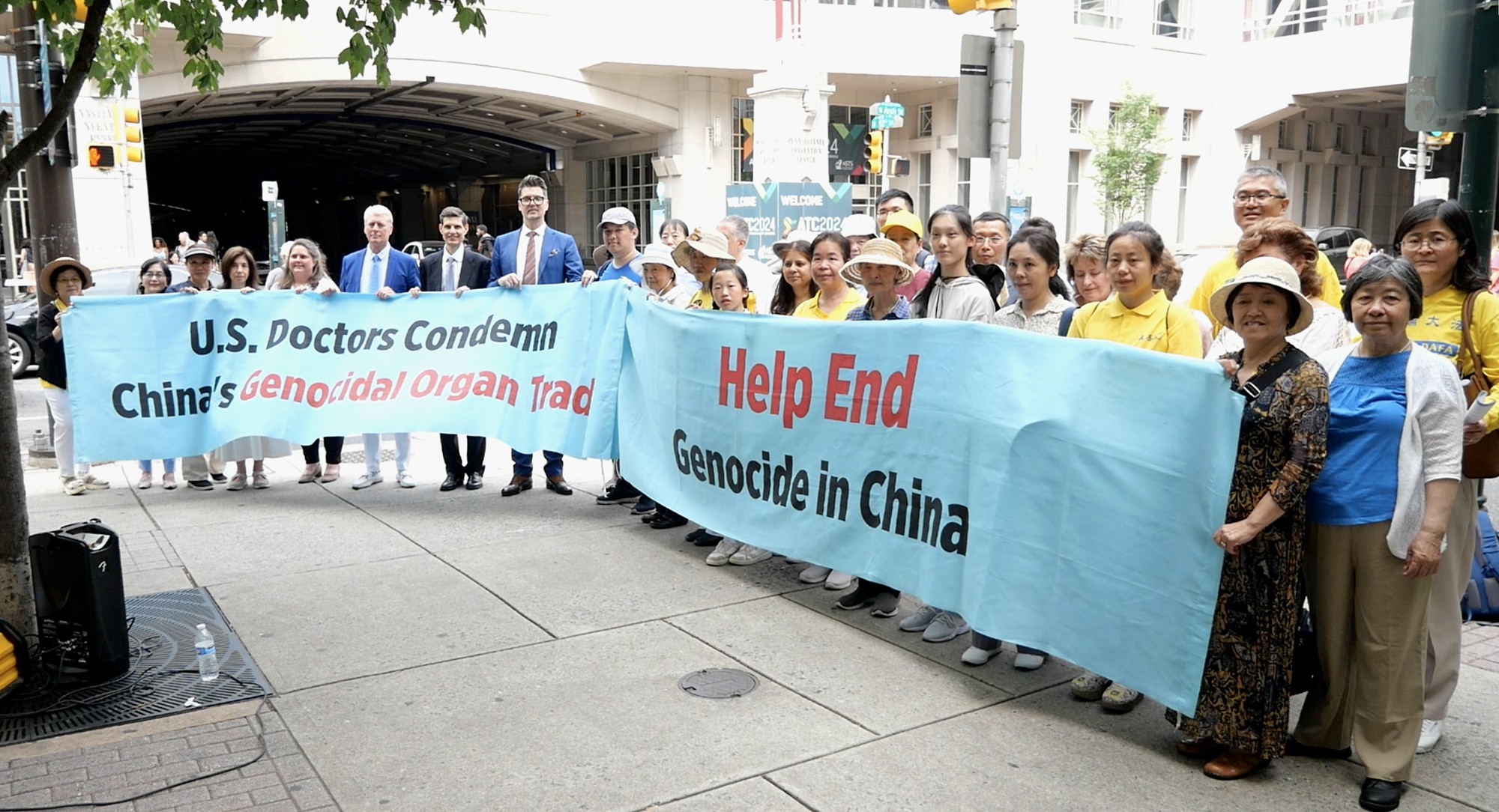 图1:二零二四年六月二日,在费城召开的美国器官移植大会会场外举行了一场集会,呼吁立即结束中共活摘器官的罪行。