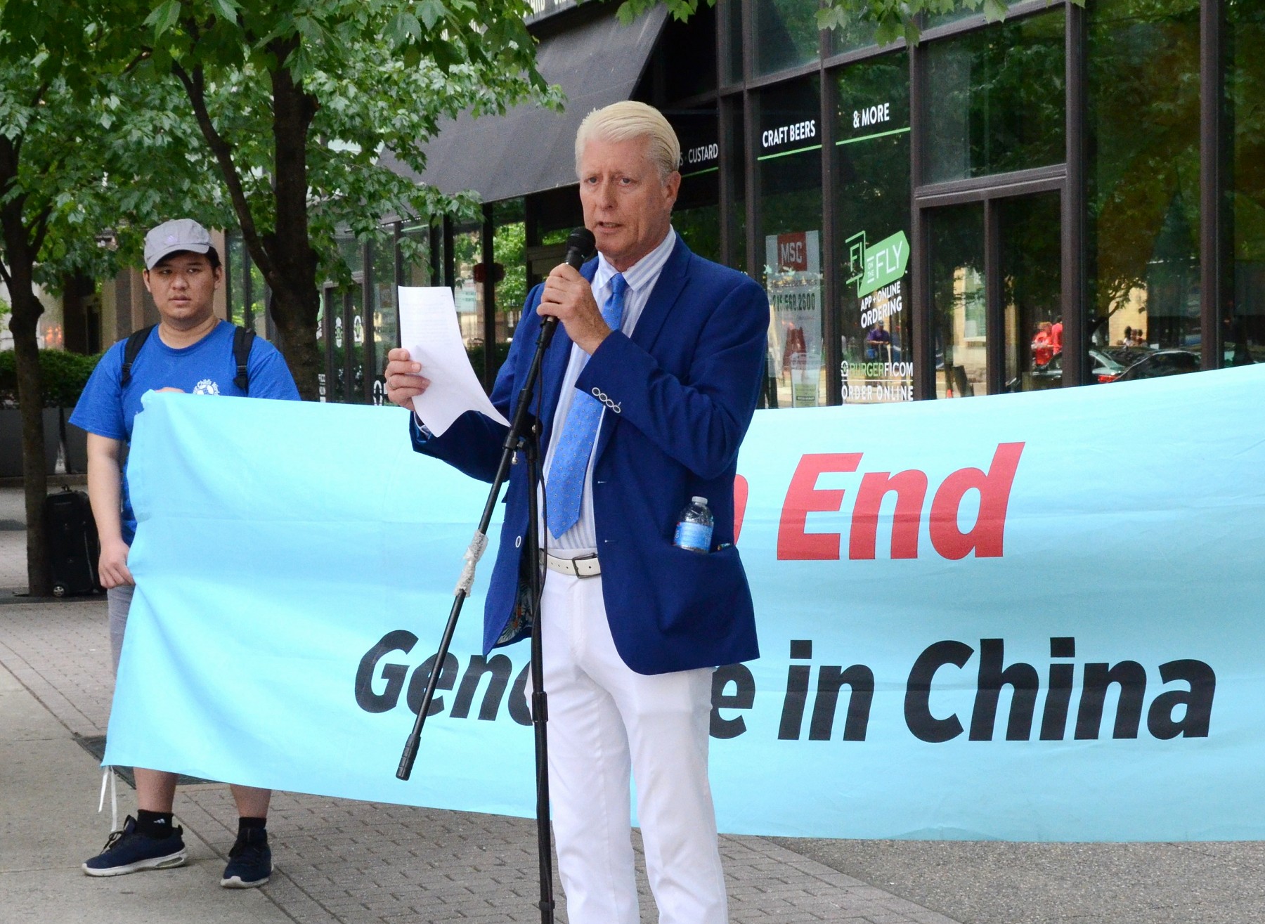 图5:DAFOH在美国西海岸的代表达娜·丘吉尔(Dana Churchill)在集会上演讲。