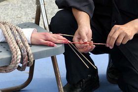 '酷刑演示:竹签钉指甲'