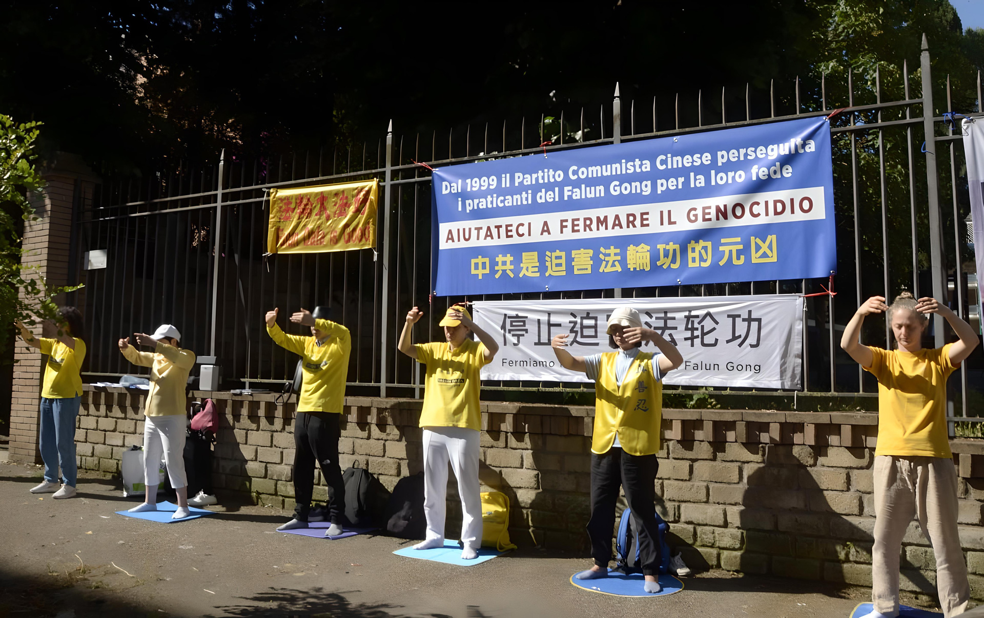 图1~2:二零二四年六月六日上午,法轮功学员在中共驻罗马使馆前,抗议中共非法抓捕、关押法轮功学员。