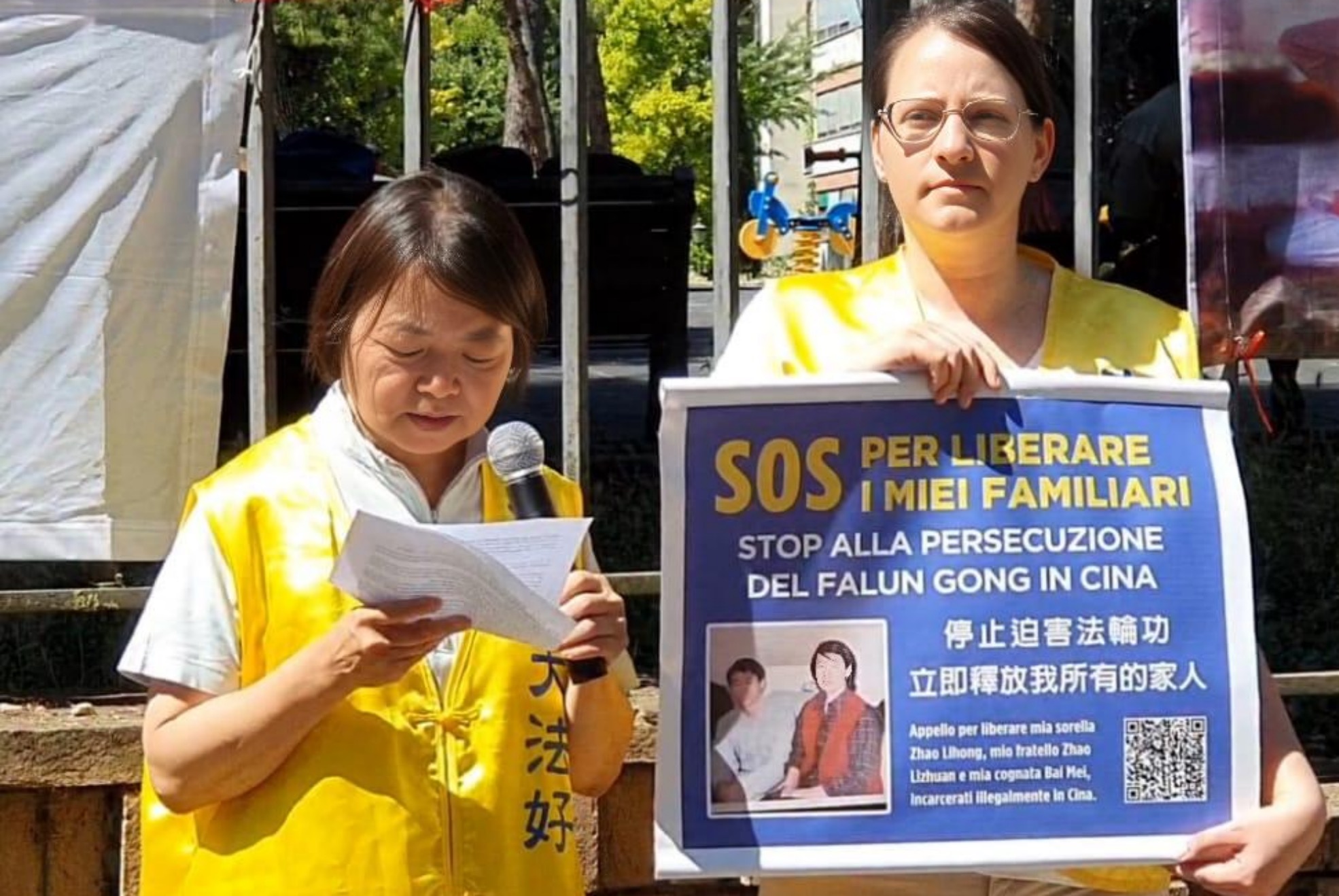 图3:赵李力女士在中共驻罗马使馆前,宣读她的营救公开信。