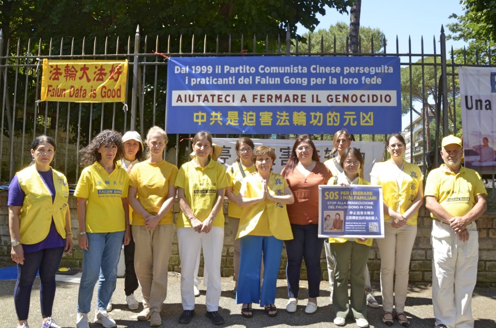 图4:意大利参议院人权委员会委员、欧盟政策委员辛齐亚·佩莱格里诺(Cinzia Pellegrino)(右5)来到活动现场发言,声援营救活动。