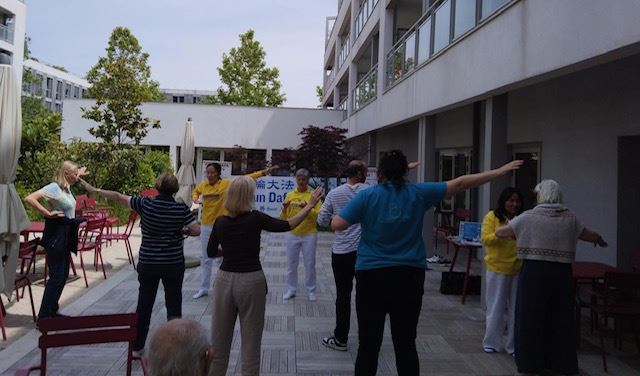 '图1~2:法轮功学员在法国西部拉罗谢尔(La Rochelle)的博索莱尔老人院(Villa Beausoleil)教法轮功功法。'