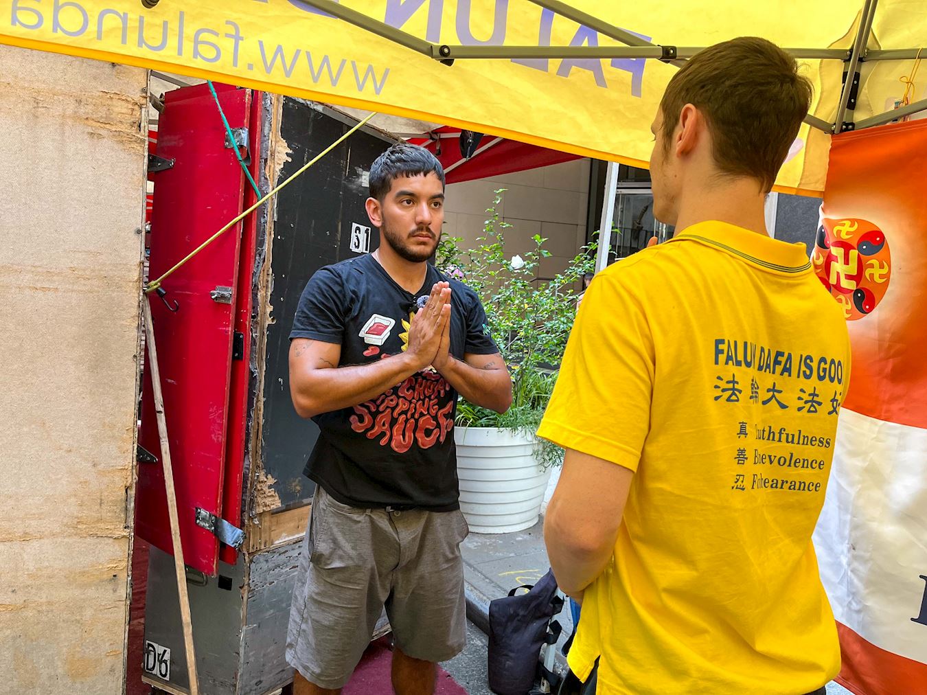 '图1~8:二零二四年七月七日星期天,在法轮功学员在曼哈顿的中心位置、莱辛顿大道 47 街设立真相展位举办弘法、讲真相活动,吸引不少有缘人前来了解法轮功。'