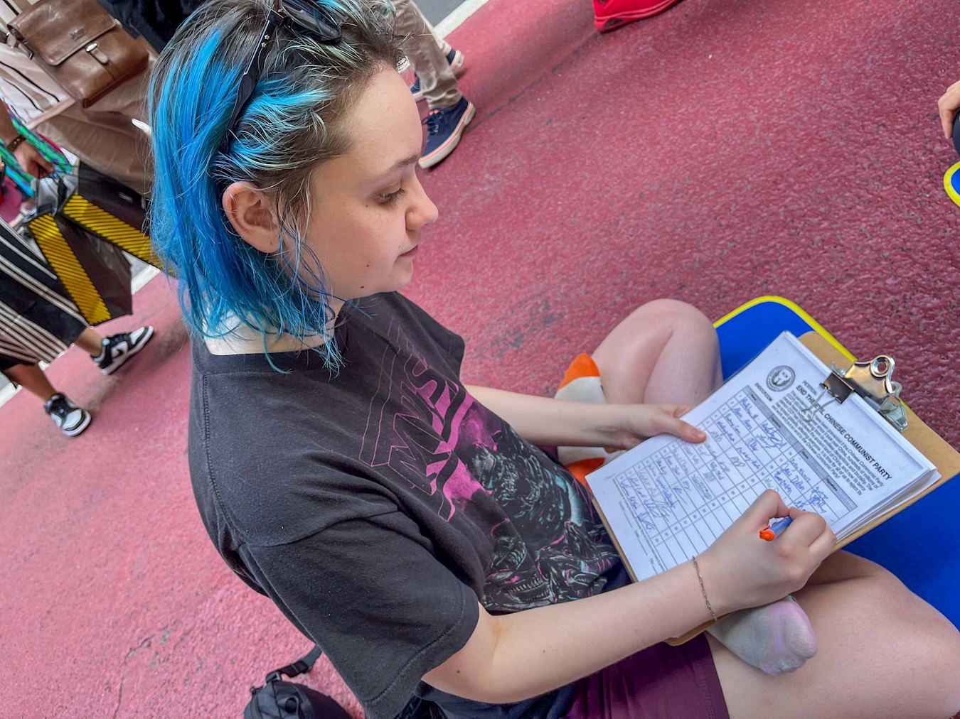 '图9~11:七月七日明白真相的游客在《法轮功保护法案》征签表上签名支持法轮功反迫害。'