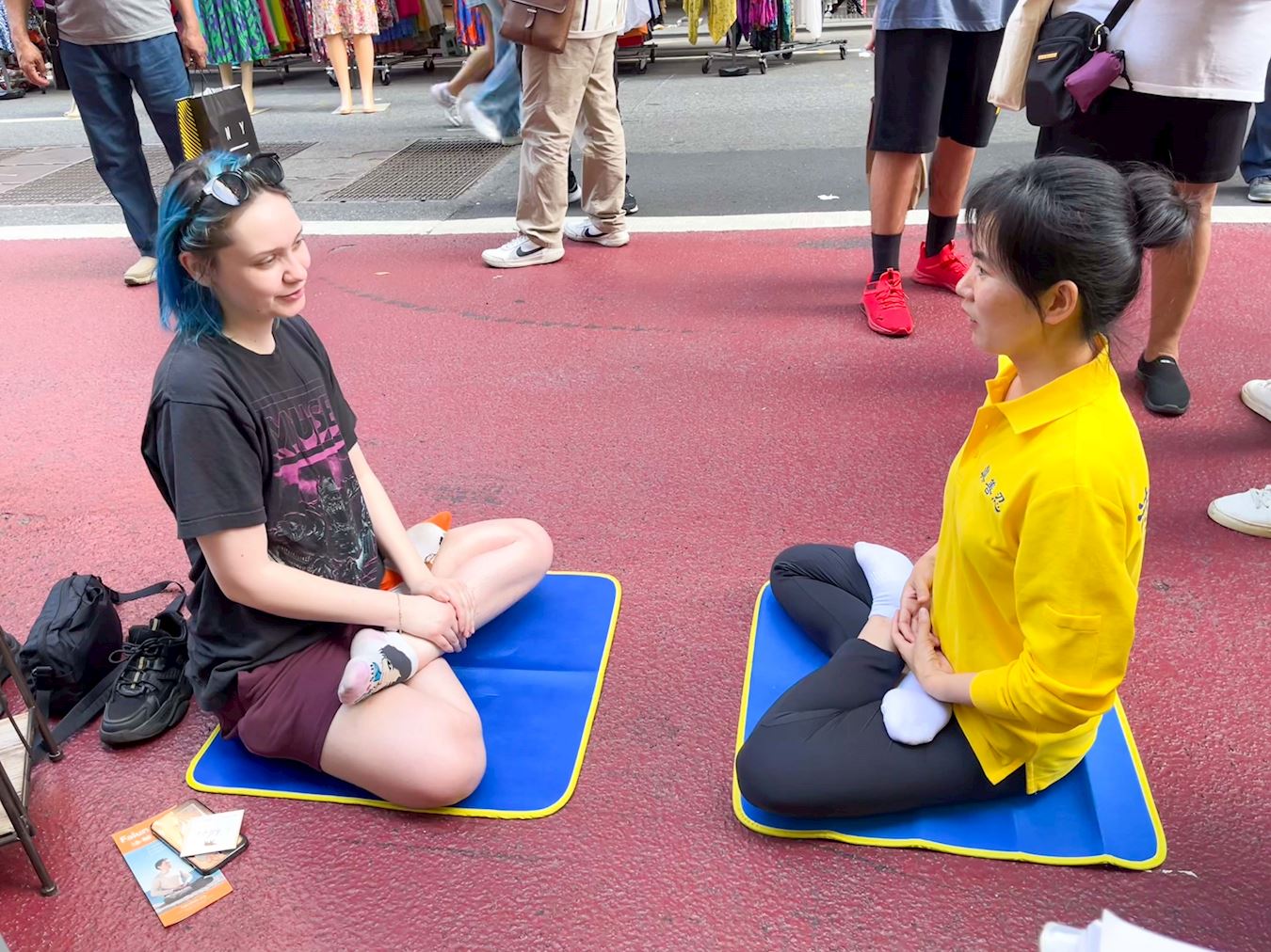 '图12:西人亚历克斯‧丹斯基了解到中共迫害善良人的信仰,她支持法轮功反迫害。'