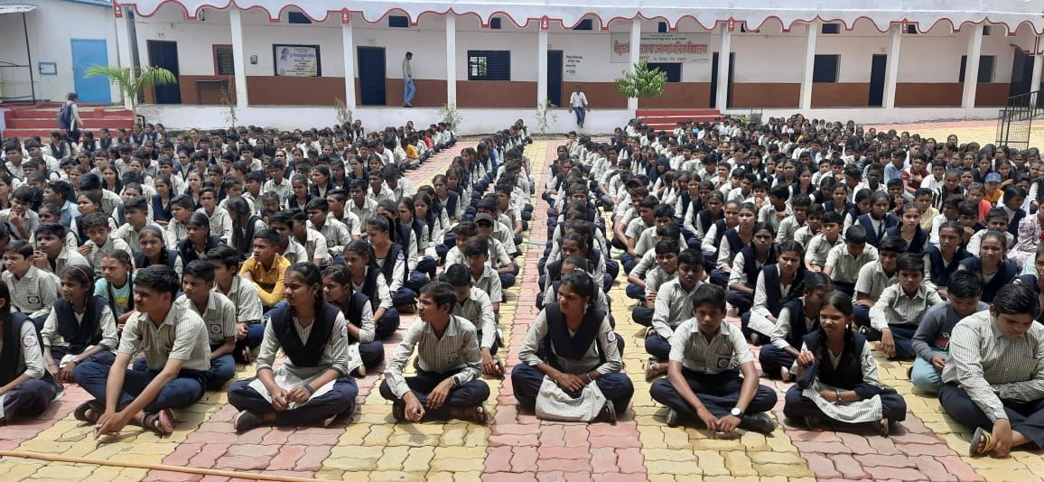 '图1:在法轮功介绍会上,学生们认真聆听学员的讲解。'