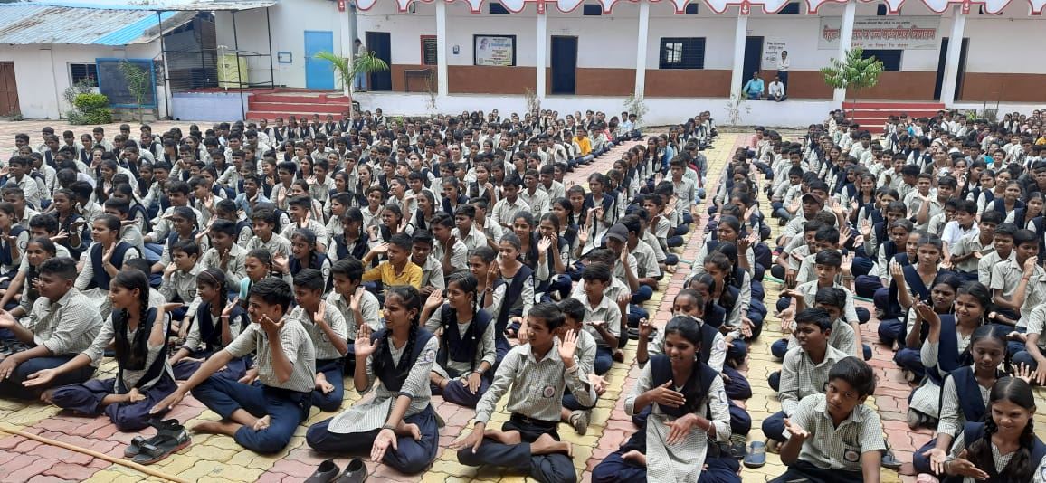 '图2:学生们学炼功法动作。'