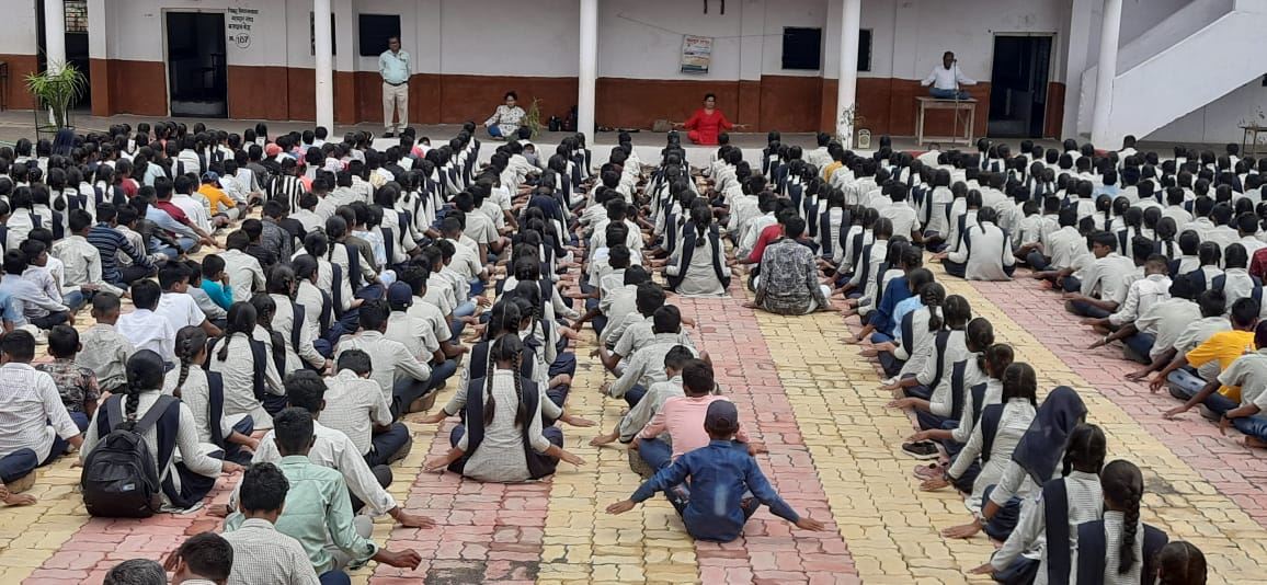 '图3:学生们炼法轮大法第五套功法。'