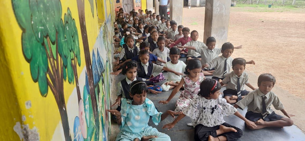 '图5:学生学炼第五套功法。'