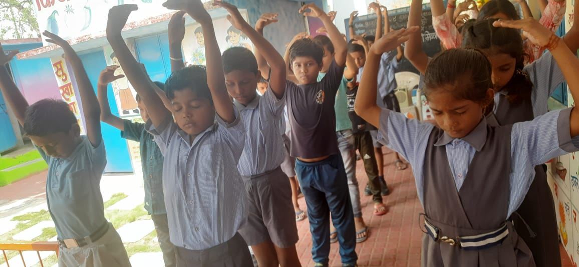 '图7:学生学炼第二套功法。'