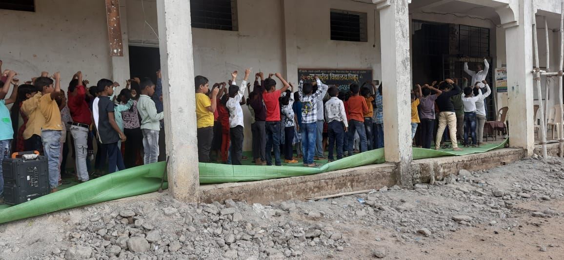 '图9:当天天气炎热,学生们在走廊里学炼法轮大法第二套功法。'