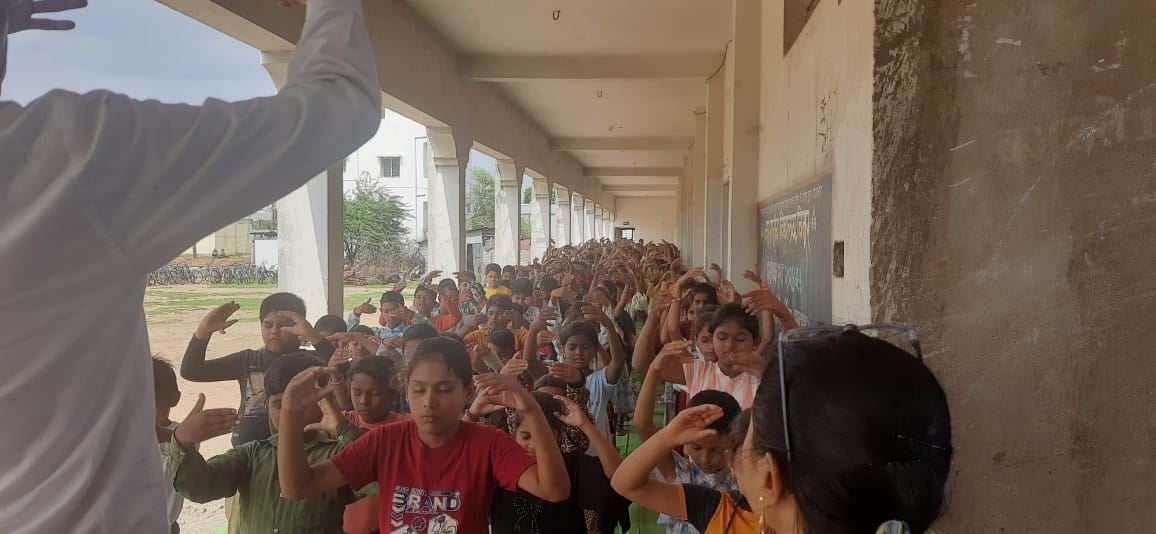 '图10:学生在炼第二套功法。'