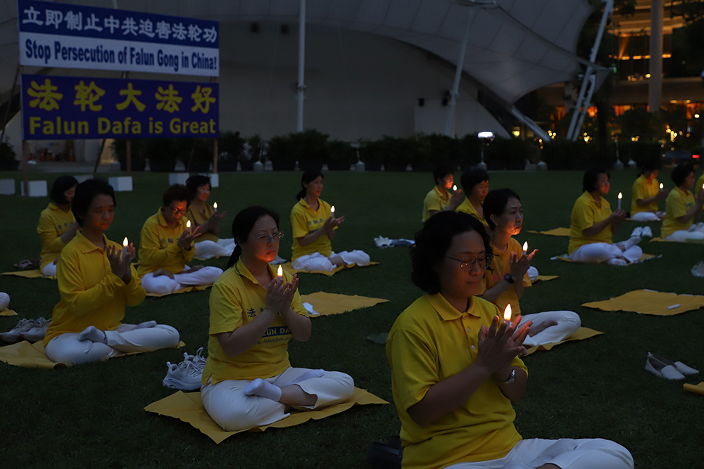 图9~11:二零二四年七月九日晚,新加坡部份法轮功学员在芳林公园举办烛光悼念活动,缅怀二十五年来被中共迫害致死的法轮功学员。