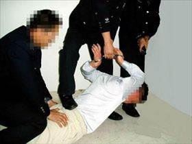 '中共酷刑演示:背铐'