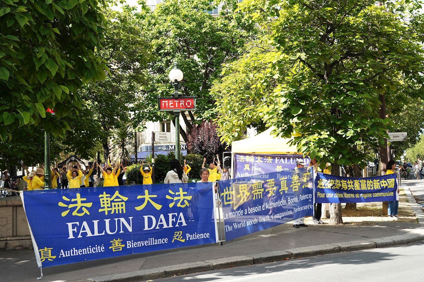 '图1~2:二零二四年七月十三日,法国巴黎部份法轮功学员在反迫害二十五年之际,在中国驻法国大使馆附近的广场集会现场'