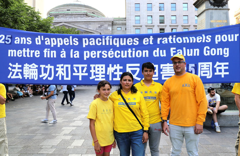 图6:七月十三日晚,法轮功学员普朗特(Felix-Antoine Plante)与家人参加烛光悼念活动。他说:“这不是参与政治,我们只是希望停止迫害,只是希望中国人能够自由地修炼真、善、忍,能够自由地在公园里打坐炼功。”