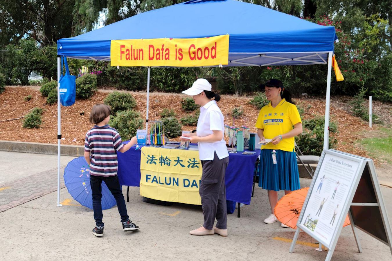 '图2:沙加缅度的法轮功学员们在加州博览会上弘法传真相'