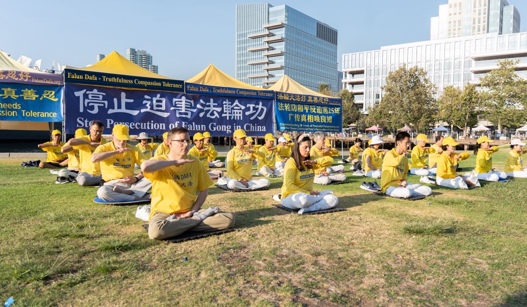 '图1~2:二零二四年七月十三日,加州圣地亚哥法轮功学员集体炼功。'