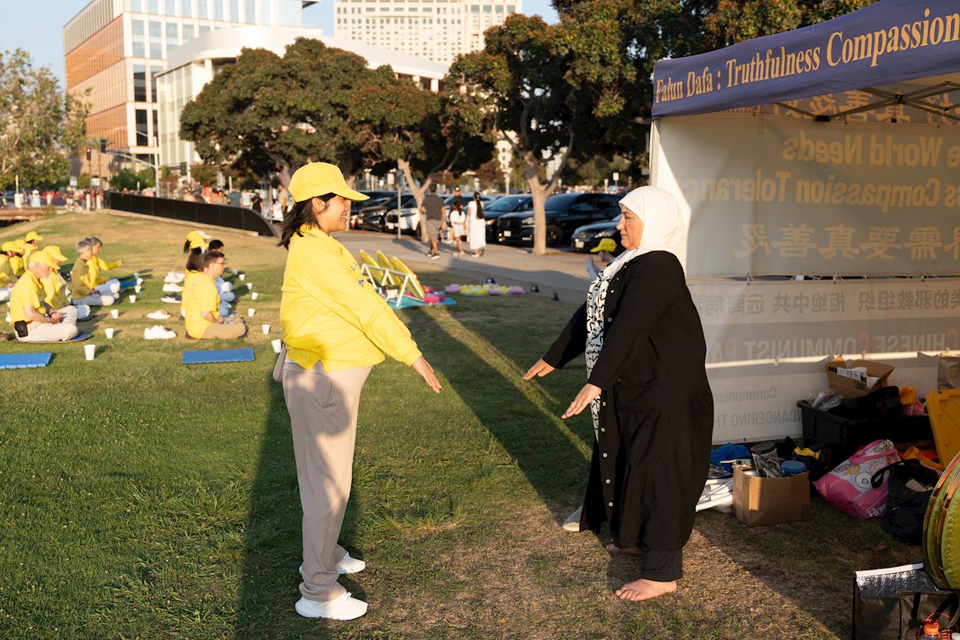 '图3~4:一位即将成为妈妈的法轮功学员正在教人们炼功。'