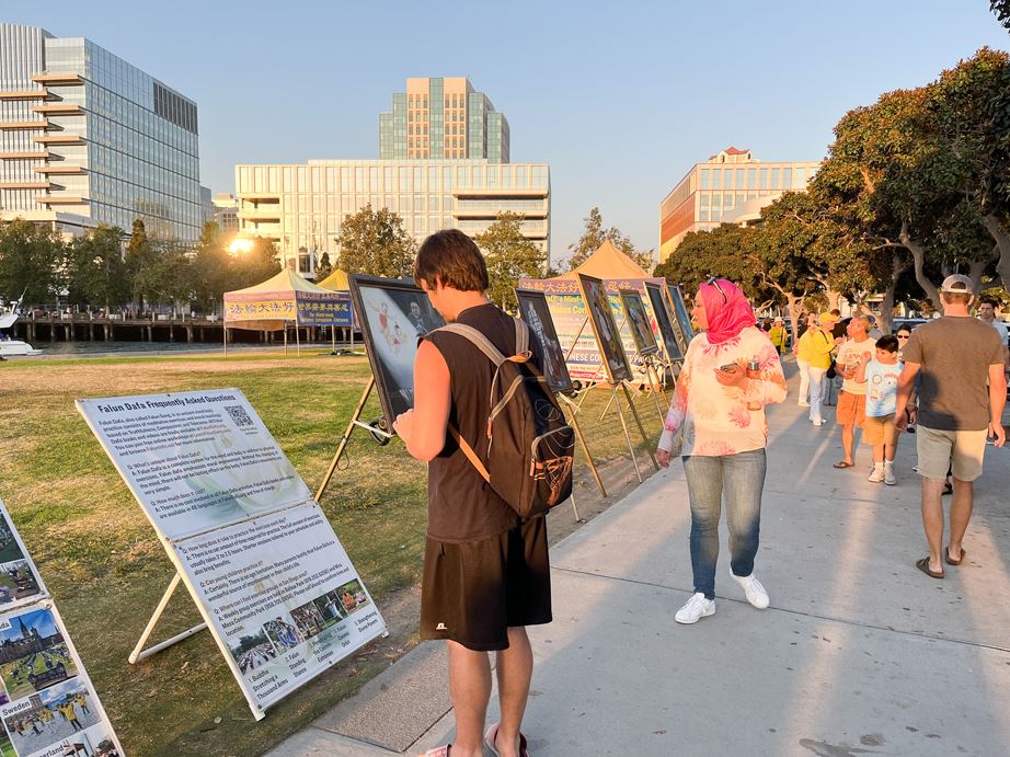 '图5~8:人们观看展板和画展,在反活摘器官征签表上签名。'