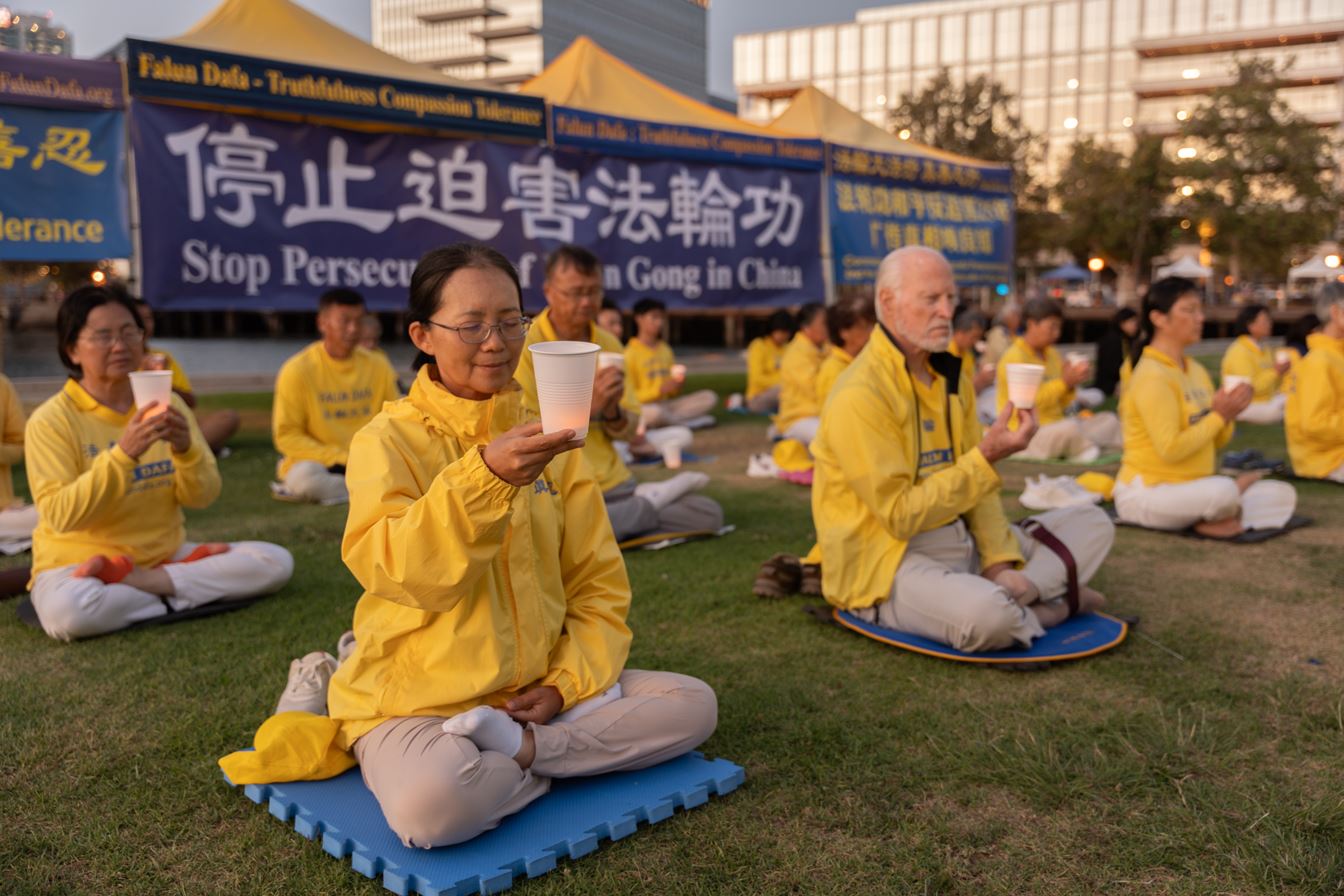 '图9~10:加州圣地亚哥法轮功学员在烛光悼念被中共迫害致死的法轮功学员,同时呼吁制止迫害。'