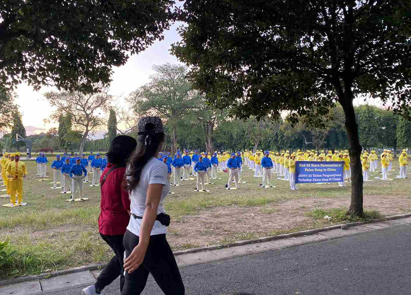 图10:法轮功学员在游行前举行集体炼功,反对中共的迫害。